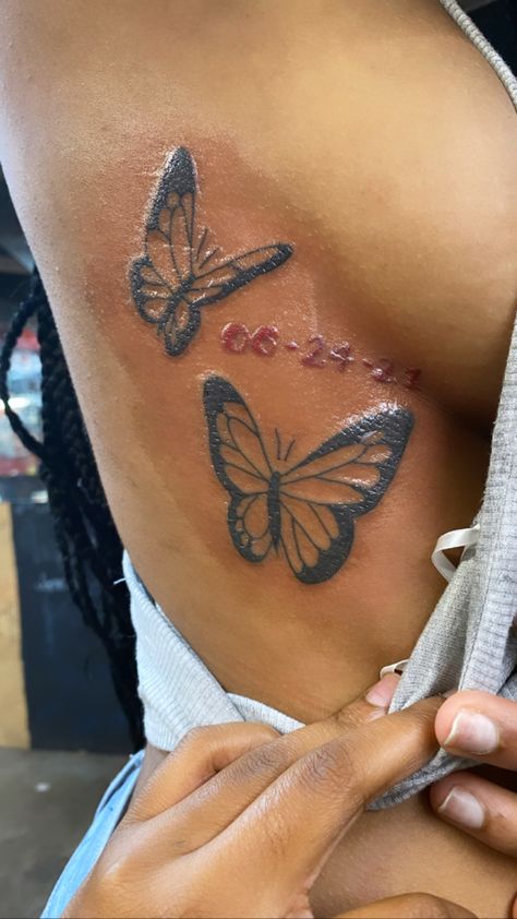 Under Brest Tattoo Women, Underboob Tattoo Black Women, Side Tats, Tattoos For Black Women, Hand Tattoos For Girls, Cute Hand Tattoos, Pretty Hand Tattoos, Butterfly Tattoos For Women, Tasteful Tattoos