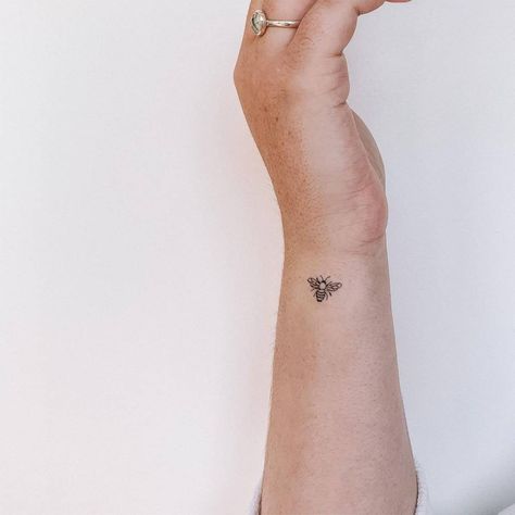 Line Bee Tattoo, Fine Line Bee Tattoo, Tattoo Bee, Small Bee Tattoo, Tattoo On The Wrist, Bumble Bee Tattoo, Fine Line Tattoo, Small Tattoos Simple, Tattoo Now