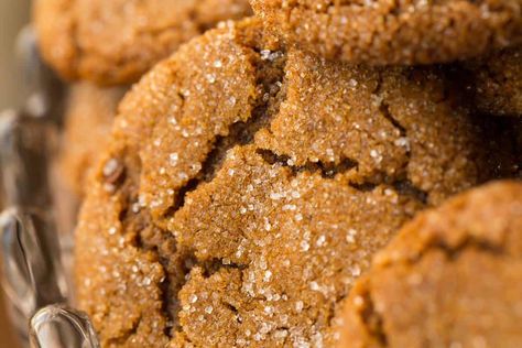 Easy Crack-Topped Ginger Cookies How To Make Crisps, Chewy Molasses Cookies, Popular Cookies, Ginger Molasses Cookies, Crispy Cookies, Molasses Cookies, Ginger Snap Cookies, Spice Cookies, Ginger Cookies