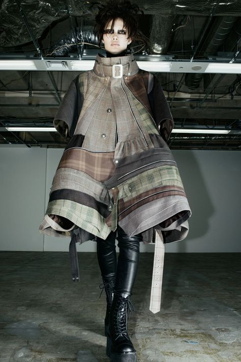 Junya Watanabe Fall 2022 Ready-to-Wear Fashion Show | Vogue Tim Walker, Moda Chic, Checked Jacket, Junya Watanabe, Winter 2022, Fall 2022, Cool Street Fashion, Fashion Show Collection, Japanese Fashion