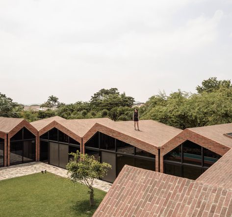 Brick Roof, Fibreglass Roof, Roof Architecture, Building Roof, Brick Architecture, Brick Facade, Brick Building, Facade Architecture, Sustainable Architecture