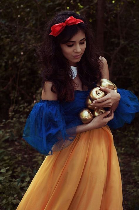 Diy Snow White Costume, Snow White Outfits, Fairytale Photoshoot, Fairy Tale Costumes, Snow White Costume, Diy Costumes Kids, Hallowen Costume, Disney Princess Drawings, Diy Costume