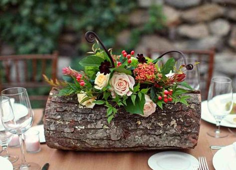 17 Excellent DIY Floral Arrangements To Welcome The Spring In Your Home Woodland Wedding Centerpieces, Log Centerpieces, Flowers And Greenery, Floral Arrangements Diy, Rustic Centerpieces, Flower Arrangements Diy, Southern Weddings, A Log, Deco Floral