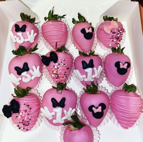 Minnie Mouse Strawberries, Custom Strawberries, Dessert Business, Mouse Cookies, Minnie Mouse Cookies, Minnie Mouse Birthday Cakes, Themed Treats, Candy Bouquet Diy, Dipped Strawberries