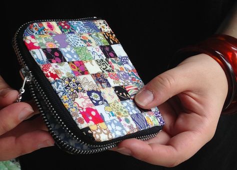 Zip around purse in Liberty Lawn - Tutorial Zipper Wallet Tutorial, Apps Ideas, Organization Videos, Blue Moth, Wallet Fabric, Zipper Tutorial, Wallet Sewing Pattern, Sew Wallet, Wallet Tutorial