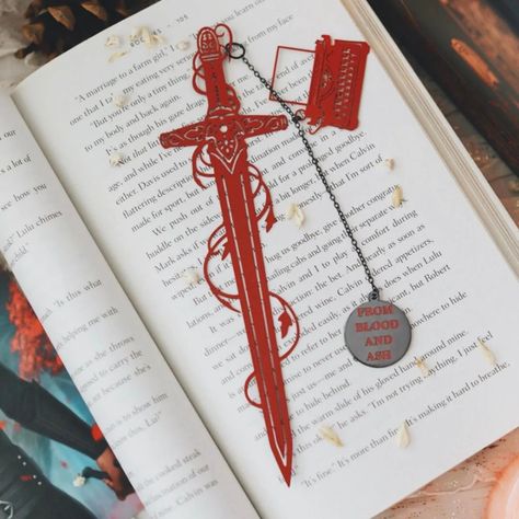 Dagger Bookmark, Book Swag Ideas, Handmade Bookmarks Diy, Bookmarks For Books, Creative Bookmarks, Diy Journal Books, Metal Bookmarks, Page Marker, Diy Crafts To Do