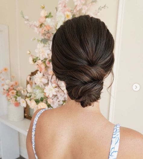 Elegant Bridesmaid Hairstyles, Low Bun Wedding Hair, Gorgeous Bridal Makeup, Summer Wedding Hairstyles, Classic Wedding Hair, Bridal Bun, Bridesmaid Hair Makeup, Texturizer On Natural Hair, Bridal Makeup Looks