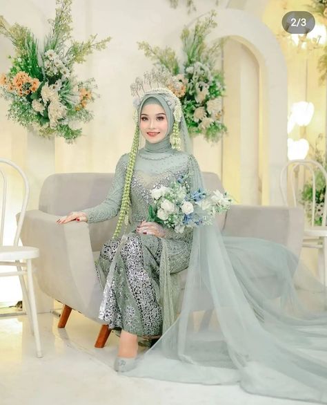 Pose Foto Pernikahan, Hijau Sage, Wedding Dress Hijab, Pose Pengantin, Pose Wedding, Javanese Wedding, Undangan Digital, Muslim Wedding Photography, Adat Jawa