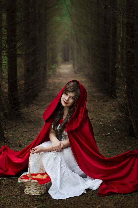 Red Riding Hood Costume Kids, Red Riding Hood Photography, Red Riding Hood Cosplay, Kylie Jenner Body, Fairytale Photoshoot, Red Ridding Hood, Fairy Photoshoot, Red Riding Hood Costume, Fairy Tales For Kids