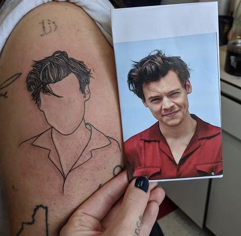 Harry Styles Inspired Tattoos, One Direction Tattoos, Harry Tattoos, Harry Styles Tattoos, Inspiration Tattoos, Harry Styles Imagines, Harry Styles Cute, Classic Tattoo, Harry Styles Wallpaper