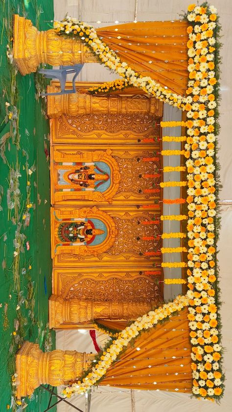 Simple Mandapam Decoration Marriage, Marriage Background, Haldi Function Decoration, Stage Decoration Photos, Haldi Ceremony Decorations, Marriage Hall, Engagement Stage Decoration, Reception Stage Decor, Simple Stage Decorations