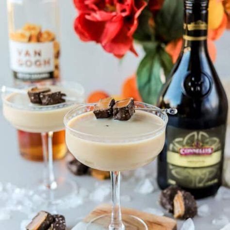 Salted Caramel Martini - bits and bites Dessert Martini Recipes, Dessert Martini, Salted Caramel Martini, Salted Caramel Vodka, Caramel Martini, Bits And Bites, Salted Caramel Candy, 2 Ingredient Desserts, Caramel Vodka