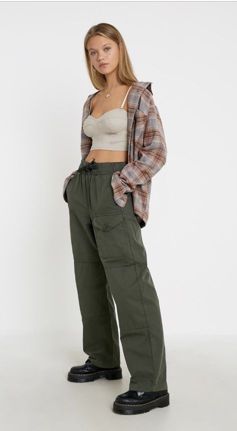 Little Shirt Big Pants Outfits, Big Pants Small Shirt, Little Shirt Big Pants, Pantalon Parachute, Cargo Pants Outfits, Big Pants, Urban Outfitters Jeans, Cargo Pants Outfit, Pants Outfits