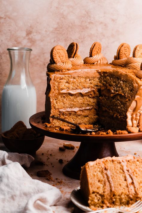 Lotus Biscoff Cake is the ultimate cookie butter dessert! This tender biscoff cake has cooie butter and cookie crumbs baked into the cake, a cookie butter buttercream, cookie butter filling, and biscoff cookies on top. There's biscoff flavor in every bite - cookie butter lovers rejoice! Cookie Butter Frosting, Lotus Biscoff Cake, Biscoff Buttercream, Biscoff Cake, Ultimate Cookies, Biscoff Cookies, Lotus Biscoff, Cinnamon Cookies, Cookie Butter