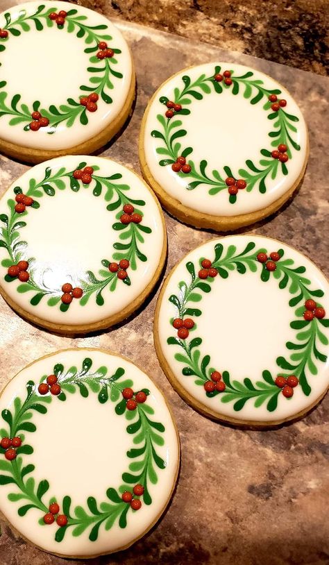 Christmas Cookie Circle Ideas, Christmas Circle Sugar Cookies, Minimalist Christmas Cookies, Circle Christmas Sugar Cookie Designs, Round Christmas Cookies Decorated Easy, Round Royal Icing Cookies, Circle Christmas Cookies Decorated, Christmas Cookies Wreath, Round Christmas Cookies Decorated