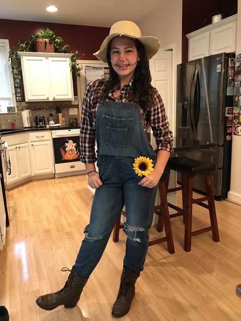 Overalls Halloween Costume Women, Halloween Costumes With Overalls, Costumes With Overalls, Women In Suspenders, Farmer Costume, Easy Halloween Outfit, Halloween School Treats, Fairy Halloween Costumes, Homemade Costume