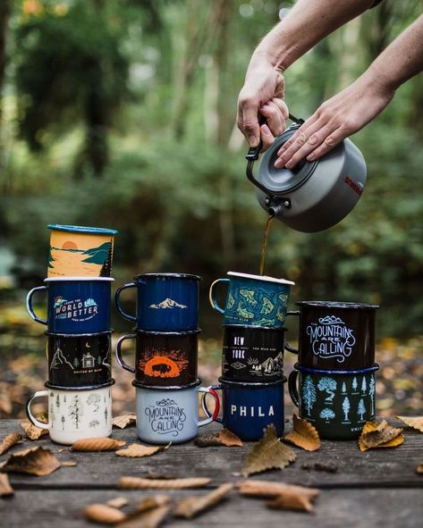 . Camp Mugs, Enamel Mugs, Camping Photography, Bushcraft Camping, Camping Coffee, Camping Life, Camping Experience, Go Camping, Happy Campers