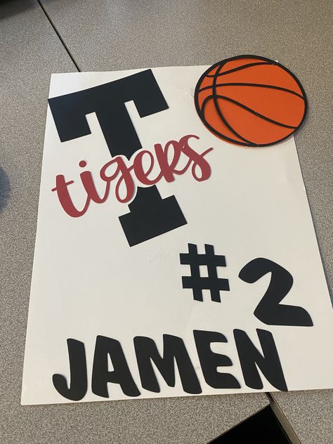 Basketball Posters Signs, Basketball Signs For Players, Basketball Game Signs Posters, Basketball Poster Ideas For Players, Basketball Game Signs, High School Basketball Posters, Game Signs, Basketball Signs, Game Posters