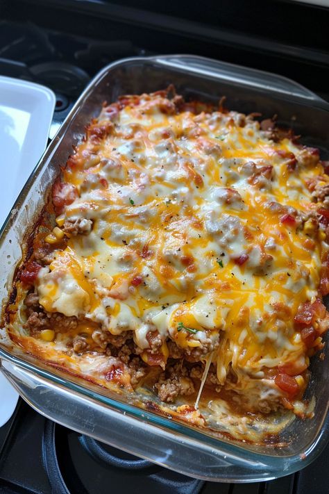 Grandmother’s Classic Ground Beef Casserole Hot Lunch For A Crowd, Paula Deen Casserole Recipes, Cheesy Beef Casserole, Grandmas Casseroles, Ideas For Ground Beef Dinners, Italian Casserole Recipes Ground Beef, Easy Supper Ideas For Family, Supper Ideas Casserole, Ground Beef Recipes For Dinner Casserole