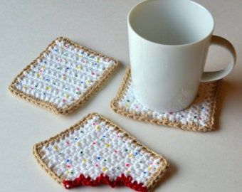 Crocheted Coasters, Strawberry Pop Tart, Pop Tart, Confection Au Crochet, Crochet Coaster Pattern, Crochet Food, Crochet Simple, Fun Crochet Projects, Diy Crochet Projects