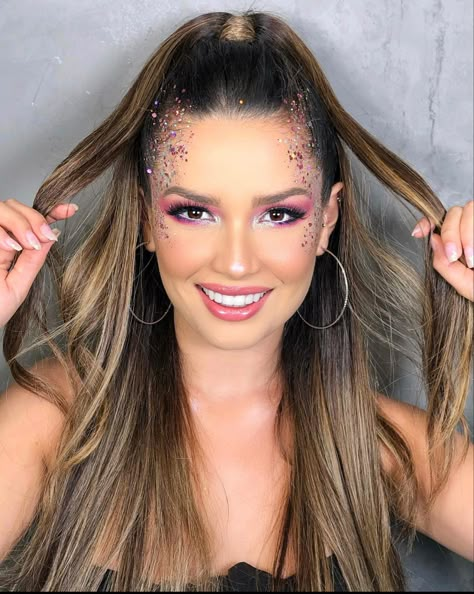 Edc Makeup, Casual Hairstyles For Long Hair, Makeup Studio Decor, Makeup Bar, Coachella Hair, Coachella Makeup, Carnaval Outfit, Festival Makeup Glitter, Concert Makeup