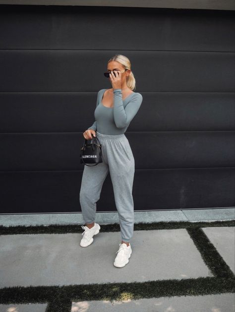 Style Inspiration Comfy, Ozweego Outfit Women Grey, Adidas Ozweego Outfit Women, Ozweego Outfit Women, Bummy Outfit, Sneakerhead Outfits, Sports Wear Outfits, Sla The Label, Outfit Europe