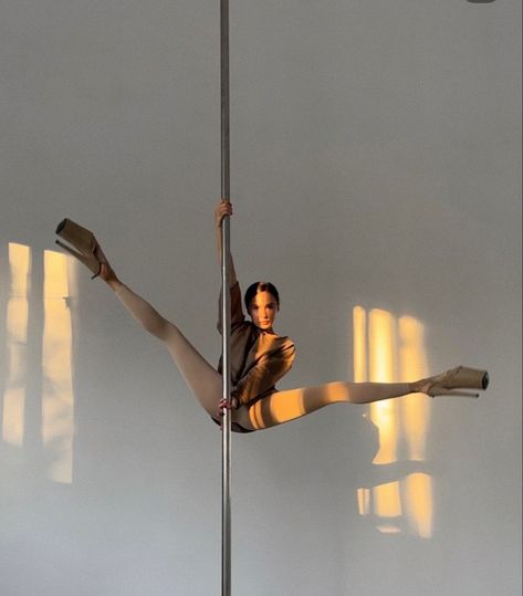 Pole Dance Fotos, Pole Photo Shoot, Pole Dance Aesthetic, Pole Poses Photo Shoots, Pole Dance Outfit, Pole Poses, Exotic Pole Dance, Pool Dance, Dance Pole