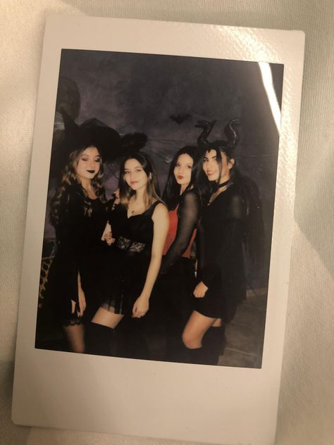 Aesthetic Halloween Pictures Friends, Halloween Poloroid Pictures, Halloween Pic Inspo Friends, Halloween Pictures To Recreate, Halloween Photos Friends, Halloween Aesthetic Party Friends, Photo Shoot Party Ideas, Halloween Polaroid Pictures, Halloween Party Asethic