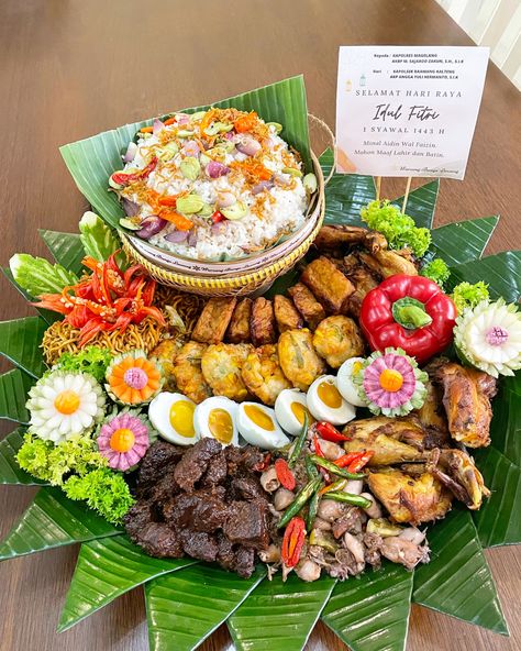 Halal Platter, Nasi Liwet Sunda Komplit, Native Foods, Amazing Food Decoration, Catering Ideas Food, Party Food Platters, Catering Food, School Lunches, Easy Cooking Recipes