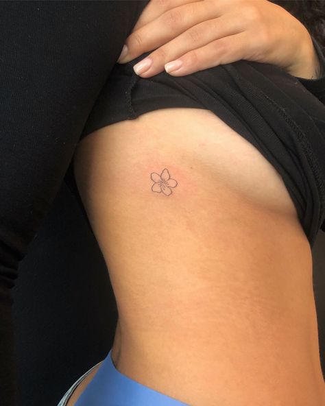 #petittatouage #minimalisttattoo #petitstatouages #tatouagefin #tatouagefinesse #tatouagefille #tatouagefemme #tatouagefeminin #tatouageminimaliste #tatouagefrance #tatouageparis #tattoo #tatouagepoignet #tatouagecheville  #tatouagefrance #tattooparis #tatouage #tatouageecriture #inkedgirls #girlswithtattoos #tatouages #petittatouageparis Holiday Small Tattoos, Tiny Fine Line Tattoo Placement, Small Tattoo Best Friends, Minimalist Behind Ear Tattoo, Inconspicuous Tattoo Placement, Fine Line Meaningful Tattoos, Tattoo Cotes, Female Tattoo Placement Ideas, Matching Holiday Tattoos