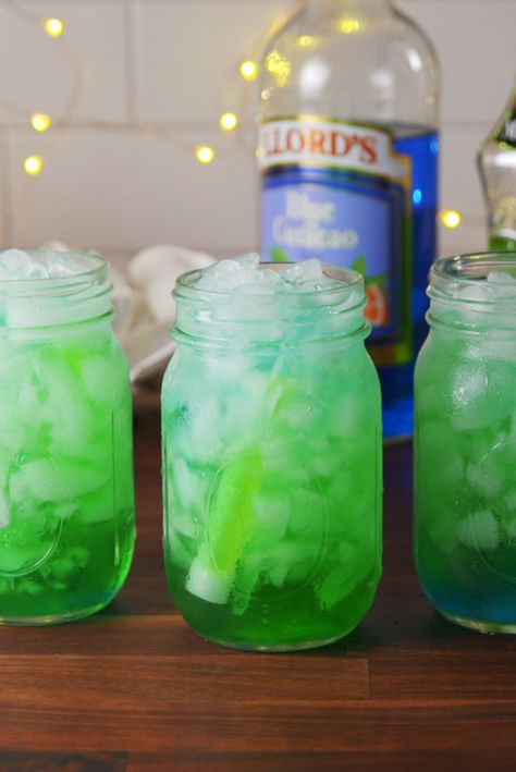 PSA: You Can Make Glow-In-The-Dark Drinks At Home! Glow In The Dark Lemonade, Glow In The Dark Punch, Lemonade Video, Dark Drinks, Dark Birthday, Cousin Camp, Drinks At Home, Stone Soup, Glow Stick