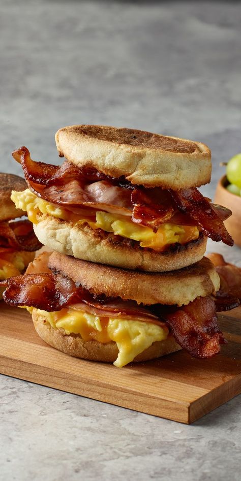 Enjoy bacon, smoked ham, eggs and melty cheddar cheese on a toasted English muffin. Bacon Breakfast Sandwich, English Muffin Recipes, Bacon Breakfast, Breakfast Sandwiches, Smoked Ham, Yummy Comfort Food, English Muffin, Breakfast Sandwich, Food Obsession