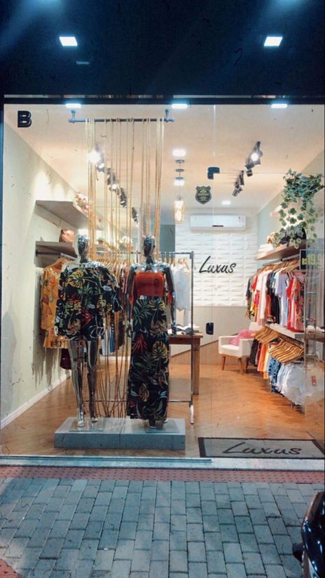 Small Clothes Shop Design Ideas, Cloth Shop Interior Design Retail, Small Clothing Store Interior Shops, Small Boutique Ideas Clothing Store Displays, Small Botique Interiors Ideas, Cloth Shop Interior Design, Small Clothing Store Interior, Small Boutique Interior Design, Small Boutique Interior