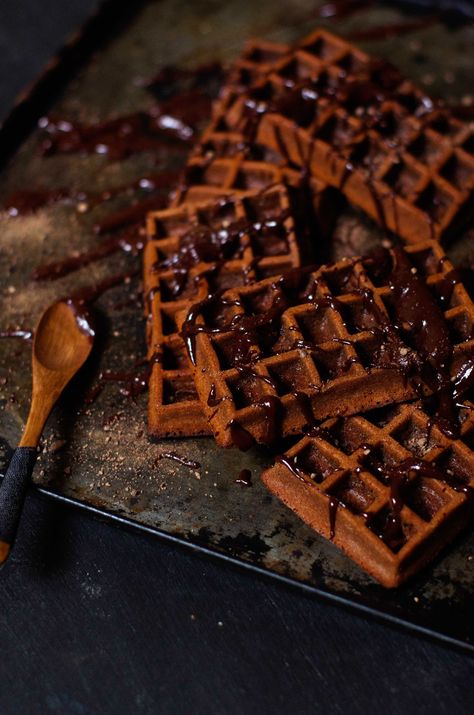 Gaufres au chocolat, la délicieuse recette - Blog Pourdebon Dessert Kabobs, Graham Cracker Cookies, Cherry Compote, Krispie Treats Recipe, Chocolate Waffles, Marshmallow Treats, Recipes With Marshmallows, Brownie Mix, Waffle Recipes