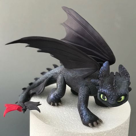 How To Train Dragon Cake, Toothless Clay Sculpture, Toothless Sculpture, How To Train Your Dragon Cake, Clay Toothless, Toothless Cake, Night Fury Dragon, Dragon Birthday Parties, Dragon Cake