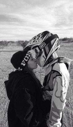 Mtb Couple, Dirt Bike Couple Pictures, Dirtbike Pics, Moto Couple, Dirt Bike Couple, Motorcycle Couples, Motocross Couple, Dirt Bike Wedding, Bike Wedding