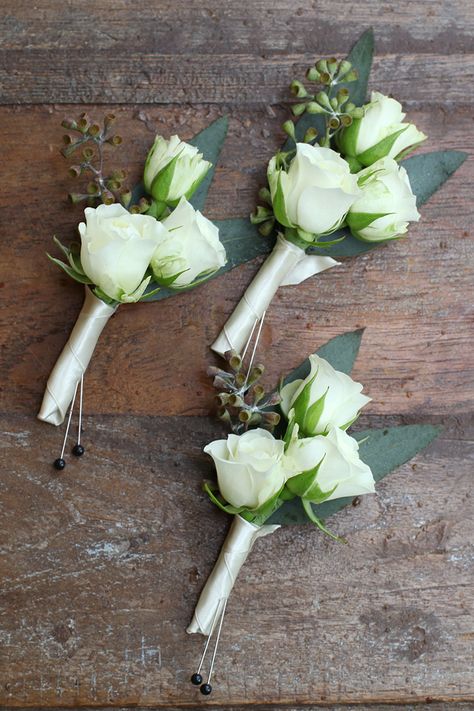 Floral Arrangements Ideas, Spray Roses Boutonniere, Boutonniere Ideas, Wearable Flowers, White Corsage, White Spray Roses, Birthday Flowers Bouquet, Decor Diy Ideas, Hypericum Berries