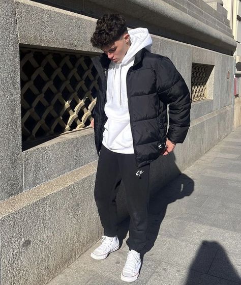 Black Down Jacket Outfit, Street Styles 2023, Jeans Hoodie Outfit, White Hoodie Outfit Men, Down Jacket Outfit, Outfit Ideas Hoodie, How To Style Hoodies, Winter Street Style Outfits, Hoodie Outfit Ideas