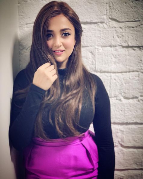 194.8k Likes, 1,476 Comments - Monali Thakur (@monalithakur03) on Instagram: “Goodnight all!! After a long day of promotional activities... I surrender to my bed and pillow and…” Monali Thakur, Dp Whatsapp, Teen Girl Dresses, Whatsapp Dp, Female Singers, Hd Photos, Singers, Beauty Women