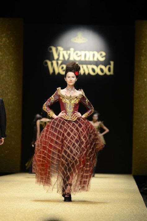 Vivian Westwood 1970, Vivienne Westwood Pirate Collection, Vivienne Westwood Dress Haute Couture, Vievvene Westwood, Vivienne Westwood Runway, Vivienne Westwood Punk, Vivienne Westwood Designs, Drag Clothing, Malcolm Mclaren