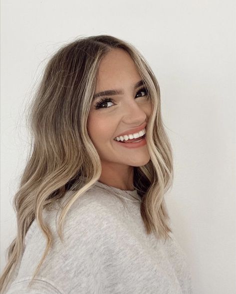 Hair For Brown Eyes And Fair Skin, Call Blonde Hair, Call Hair Color Ideas, Cocoa Highlights, Fall Hair Color Trends For Blondes, Olivia Cantrell, Fall Highlights For Blondes, 2023 Blonde, Money Piece Highlights