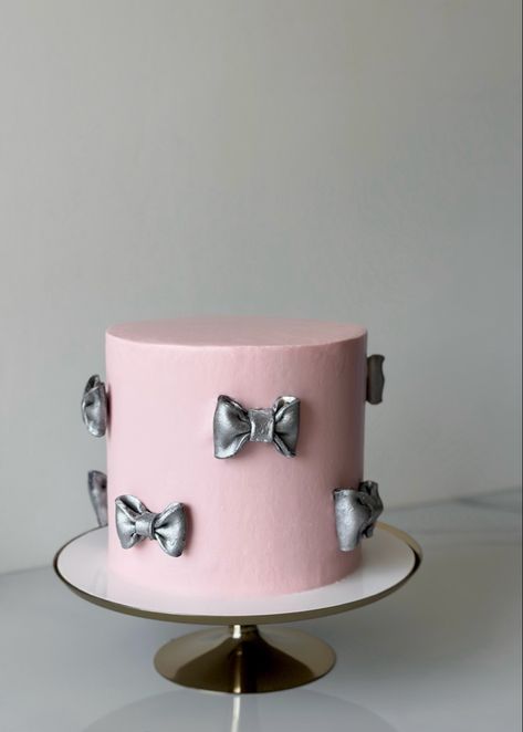 Stylish Birthday Cake, Cake For Sister, Sister Cake, Small Birthday Cakes, Sweet Sixteen Birthday Party Ideas, Special Birthday Cakes, 21st Birthday Cakes, Elegant Birthday Cakes, 16 Birthday Cake