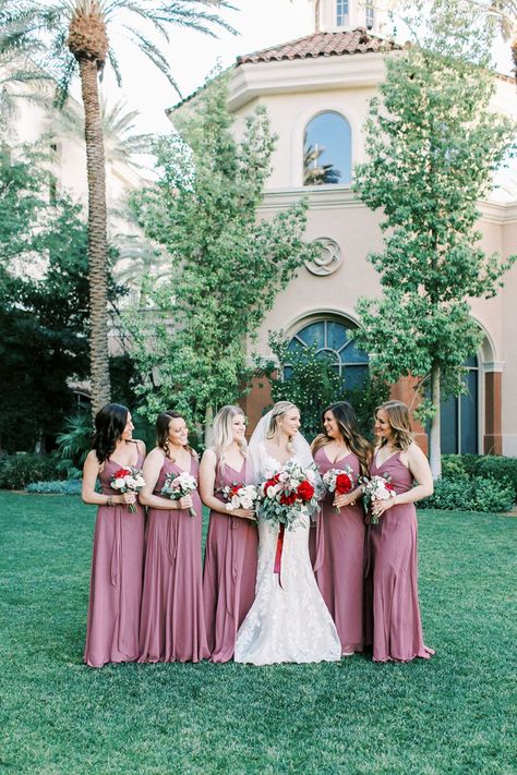 ​Top 5 Venues in Las Vegas for a Non-Strip Wedding - Lianna Marie Micro Wedding Las Vegas, Wedding Venues Las Vegas, The Neon Museum Las Vegas Weddings, Vegas Strip Wedding Photos, Vegas Wedding Venue, Las Vegas Sign Wedding Photos, Las Vegas Wedding Venue, Lake Las Vegas, Las Vegas Clubs