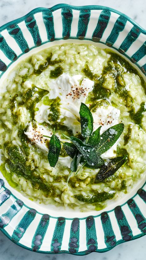 A vibrant and easy risotto recipe worth committing to memory. Pistachio Risotto, Pesto Risotto, Vege Dishes, Easy Risotto, Risotto Recipes Easy, Spinach Pesto, Winter Meals, Wedding Aesthetics, Risotto Recipe