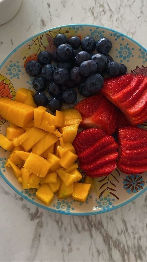 Clean Summer Aesthetic, Recipes Healthy Snacks, Eating Fruit, Simple Family Meals, Pasti Sani, Strawberries Blueberries, Healthy Fruit, Healthy Food Dishes, Makanan Diet