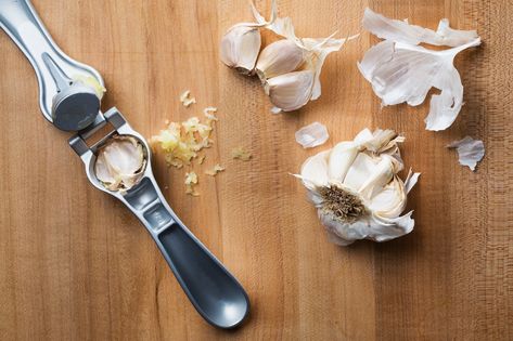 Why you don't need to peel your garlic when you use a garlic press. Paleo Kitchen, Growing Garlic, Garlic Potatoes, Gadgets Kitchen Cooking, Fabulous Kitchens, Veggie Side Dishes, Garlic Herb, Recipe Steps, Garlic Press