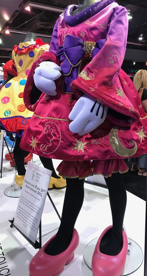 Minnie's Style: The Fashion of Minnie Mouse at D23 Expo 2017 Old Disney Characters, Minnie Outfit, Disney Parade, Minnie Mouse Dress, Disney Sea, Disney World Characters, Disney Traditions, Shanghai Disney Resort, Kid Character