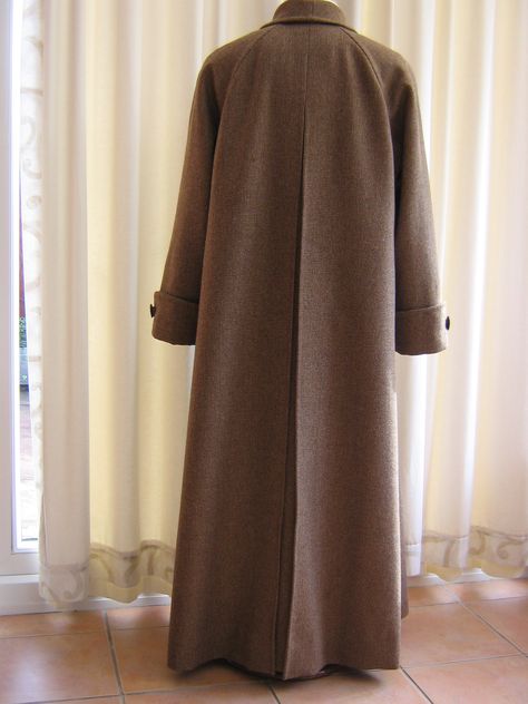 Centre back pleat in raglan coat Hijab Coat, Raglan Coat, Savile Row Tailoring, Beige Wedding Dress, Coat Ideas, September Fashion, Modest Casual Outfits, Crochet Mittens, Maxi Coat