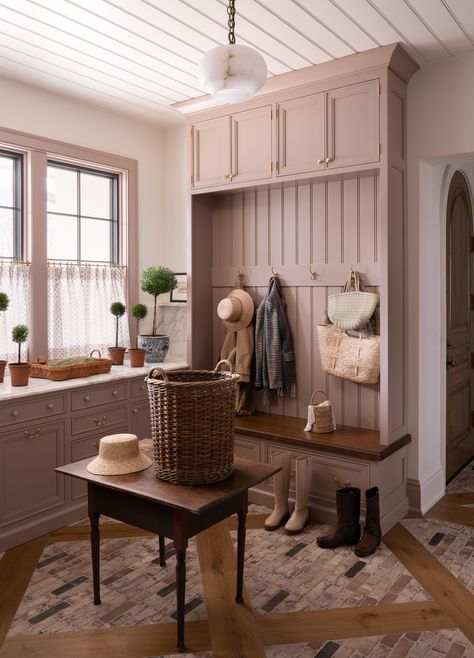 Often pulling double duty as the main point of entry, an organized mudroom paves the way to a clutter-free home. Smart storage strategies enhance a room's overall function. From layout to laundry, these Experts will make the most of this hard-working space. Entryway Mudroom Ideas, Organized Mudroom, 1920s Craftsman Bungalows, 1920s Craftsman, Functional Mudroom, Entry Storage, Mudroom Cabinets, Mudroom Entryway, Main Point