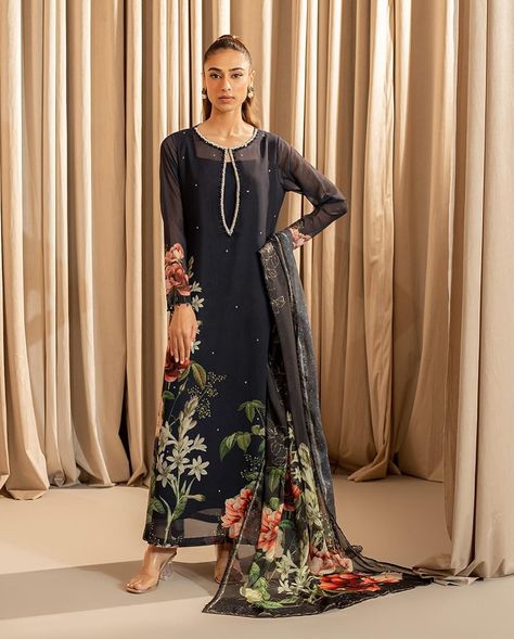 Luxury formals ready to wear Shop : www.brandaffection.uk ( Link in bio 👆) #pakistanidesignersuitsuk #luxuryformals #luxurypret #partywearsuits #eveningwear Georgette suit , silk suits , organza dopatta , Luxury pret , evening wear , luxury formals , ready to wear New Pakistani Dresses, Dress Design Pakistani, Pakistani Fancy Dresses, Beautiful Dress Designs, Trendy Fashion Tops, Silk Suit, Silk Trousers, Stylish Dress Book, Silk Print Dress